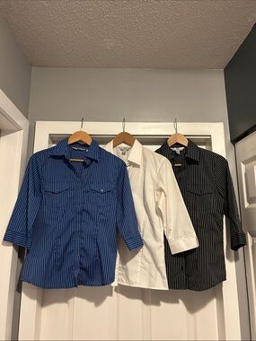 3 for $20! Three-Quarter Sleeve Button-Front Blouse size M but fits like a S